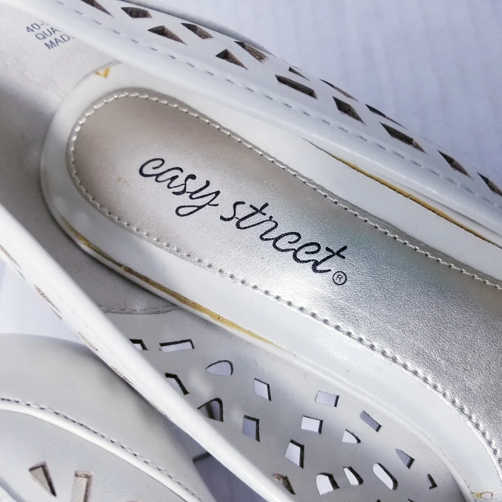 EASY STREET CREAMY WHITE HEELS SIZE 8.5 WIDE - Picture 2 of 15